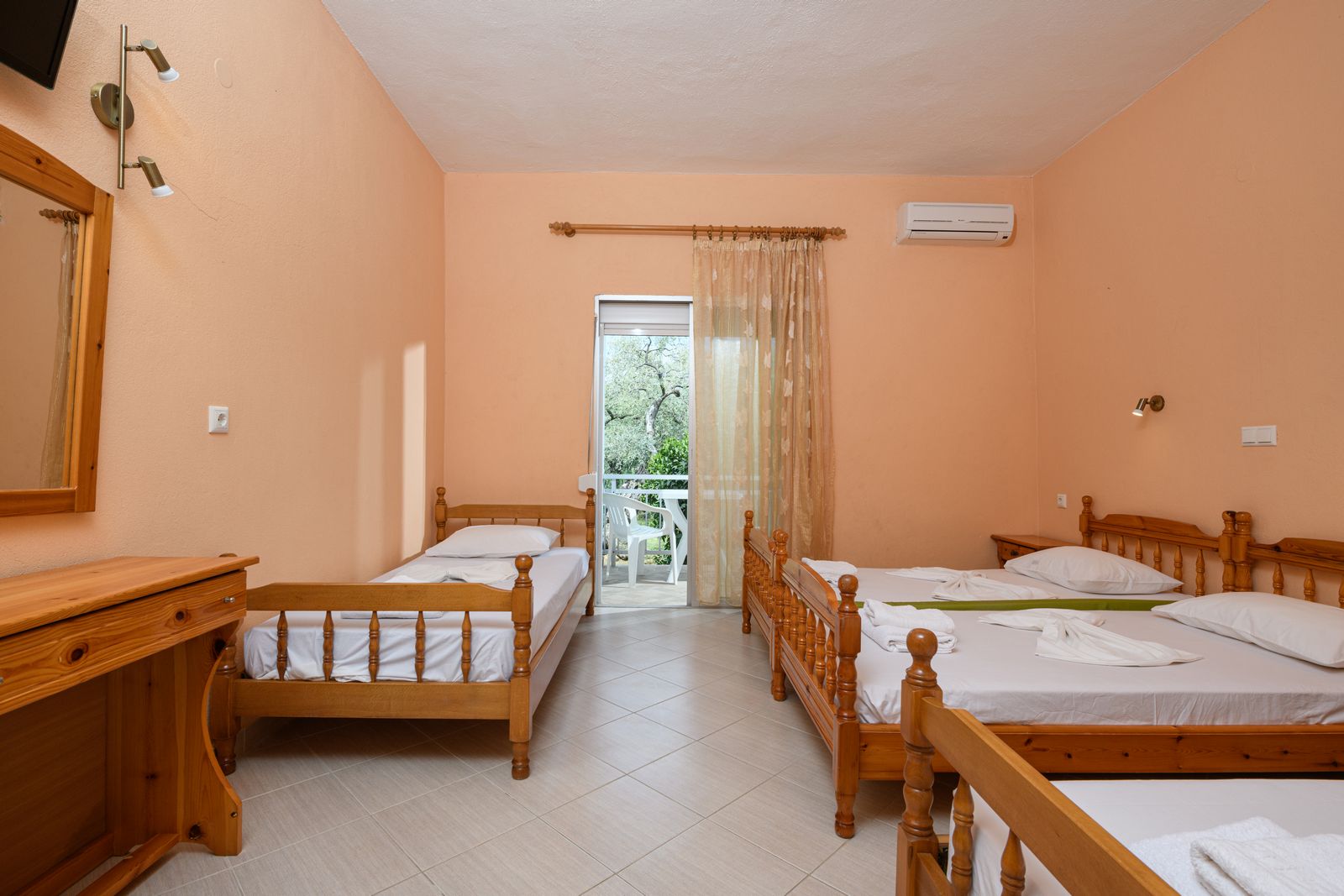 Quadruple Room - Voulalas Qyra Studios